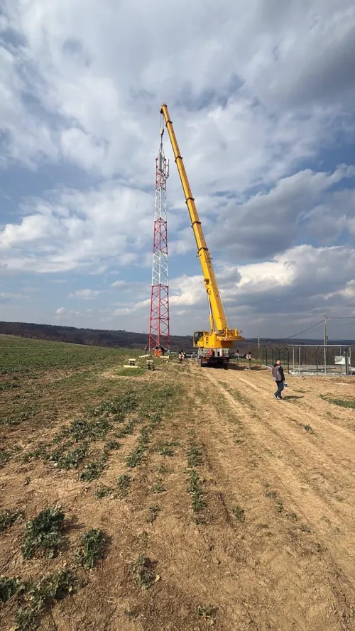 Automacara la lucru pe un șantier, oriunde în România.