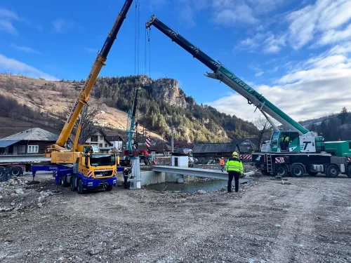 Macara mobilă lângă o biserică, în timpul unei lucrări de renovare.