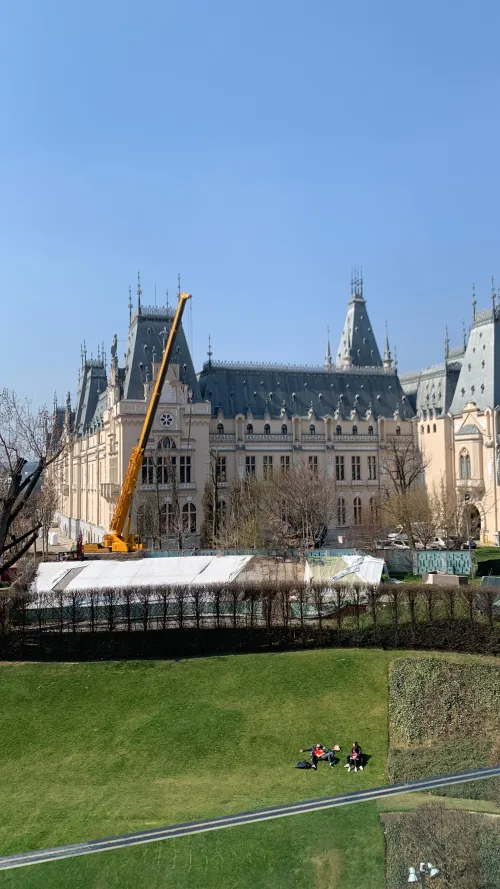 Automacara manevrând o sarcină pe o stradă dintr-un sat din Neamț.