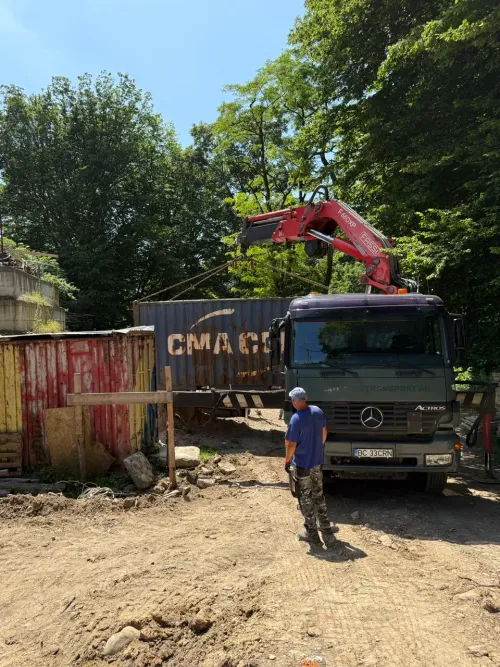 Automacara la lucru pe un șantier, oriunde în România.