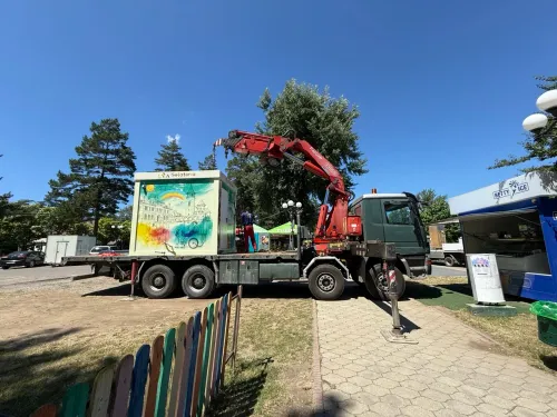 Automacara la lucru pe un șantier, oriunde în România.