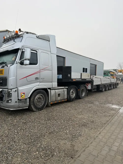 Automacara la lucru pe un șantier, oriunde în România.