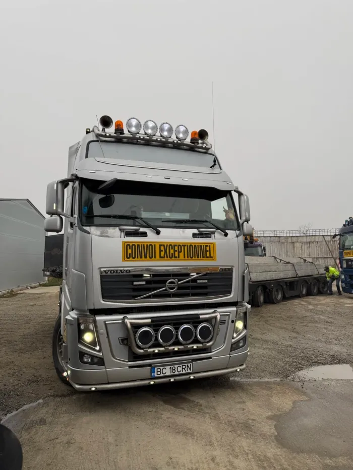 Cap tractor cu însemnul "Convoi exceptionnel", pentru transportul grinzilor de beton.