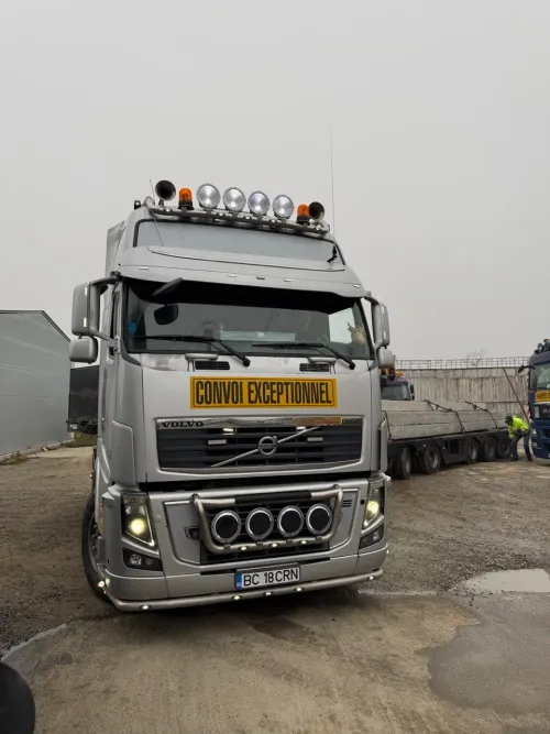 Cap tractor cu însemnul "Convoi exceptionnel", pentru transportul grinzilor de beton.