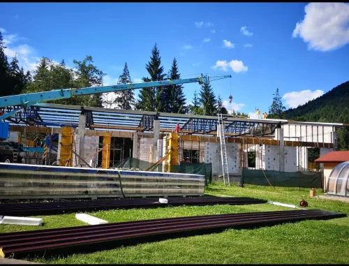 Automacara la lucru pe un șantier, oriunde în România.