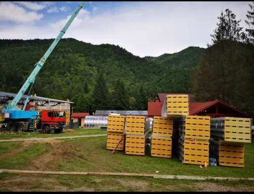 Automacara la lucru pe un șantier, oriunde în România.