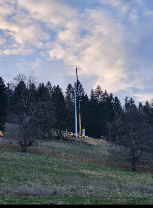 Automacara la lucru pe un șantier, oriunde în România.