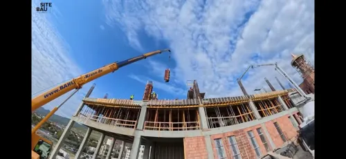 Automacara la lucru pe un șantier, oriunde în România.