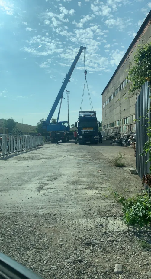 Automacara manevrând o încărcătură lângă rampa unui depozit.
