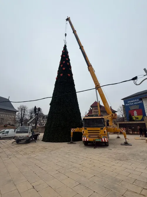 Automacara instalând bradul de Crăciun în centrul orașului Piatra Neamț, lângă Primărie.