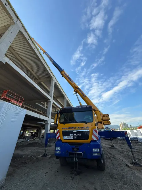 Automacara LIEBHERR LTF 1045, montaj la structura unei hale.