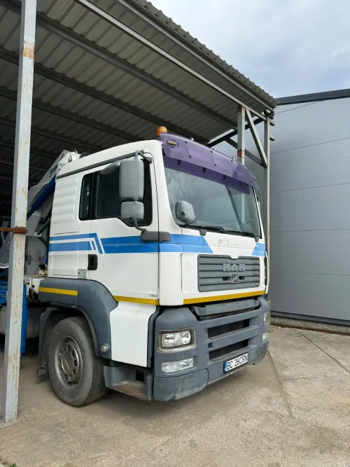 Camion cu macara CORMACH, unitate din flotă.