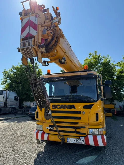 Automacara LIEBHERR LTF 1045, vedere frontală, pe șasiu Scania.