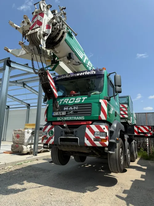 Automacara LIEBHERR LTF 1045, vedere frontală, pe șasiu MAN, TROST Schwertrans.