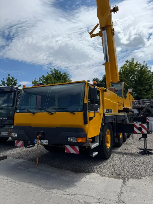 Automacara LIEBHERR LTM 1100, unitate din flotă.