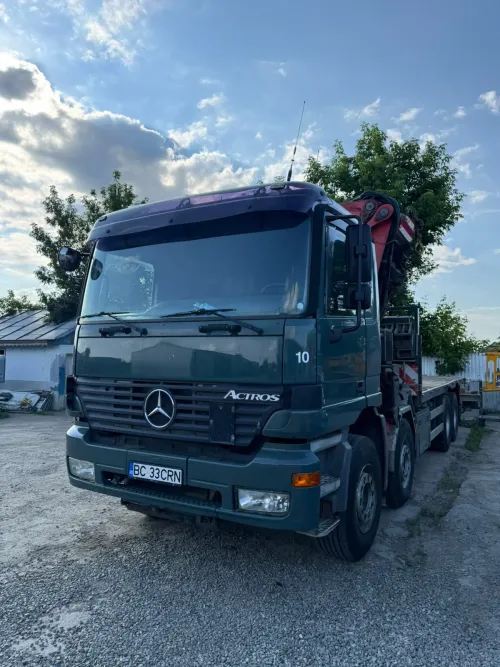 Camion Mercedes cu macara FASSI 660XP, unitate din flotă.