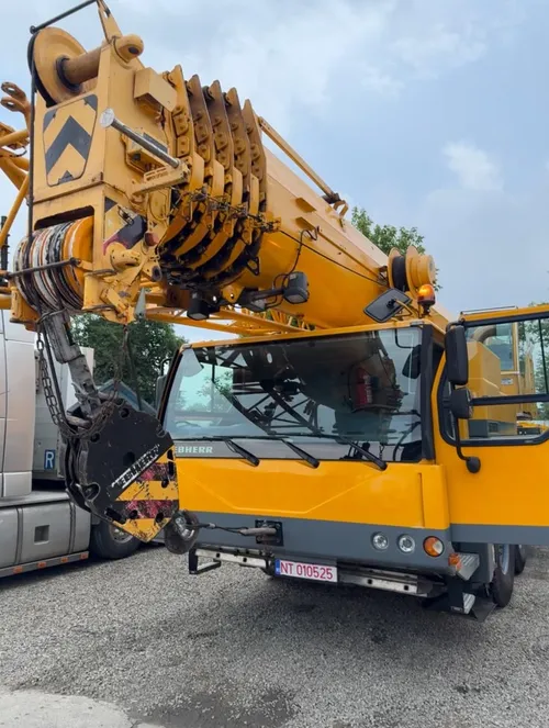 Automacara LIEBHERR LTM 1090, unitate din flotă.
