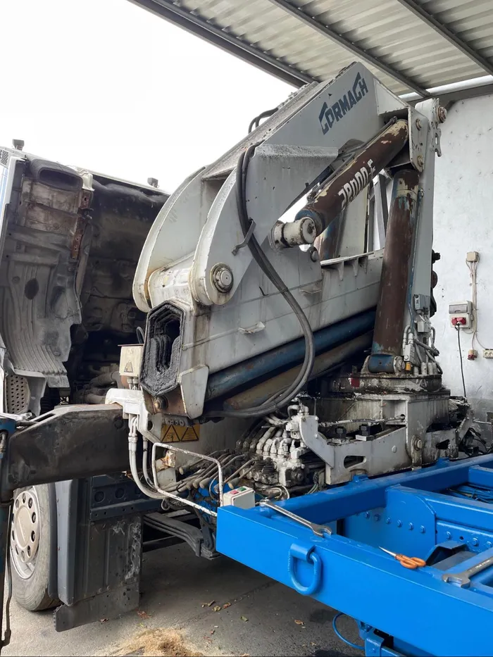 Camion cu remorcă, pregătit pentru transport rutier agabaritic
