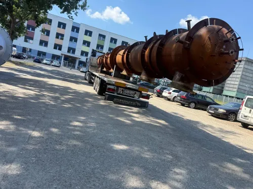 Transport agabaritic de rezervoare cilindrice metalice, pe platformă cu trailer.